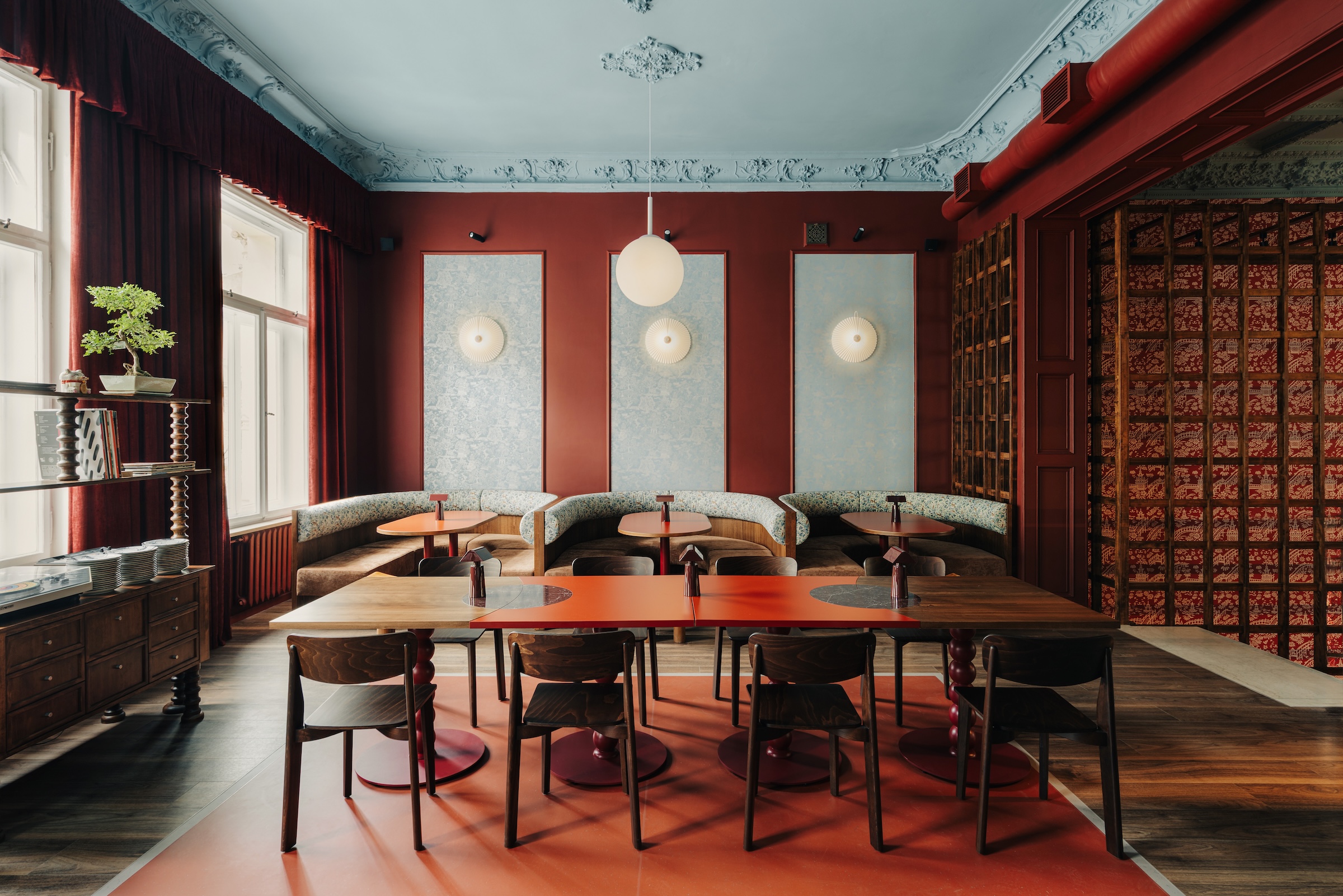 wnętrze restauracji w zabytkowej kamienicy w Łodzi